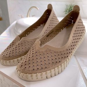 ILSE JACOBSEN rare tulip flats in taupe